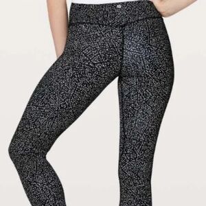 Lululemon Align Pant II 25"
Night View White Black Size 4